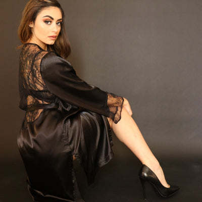 Robe in black silk satin and Leavers lace
